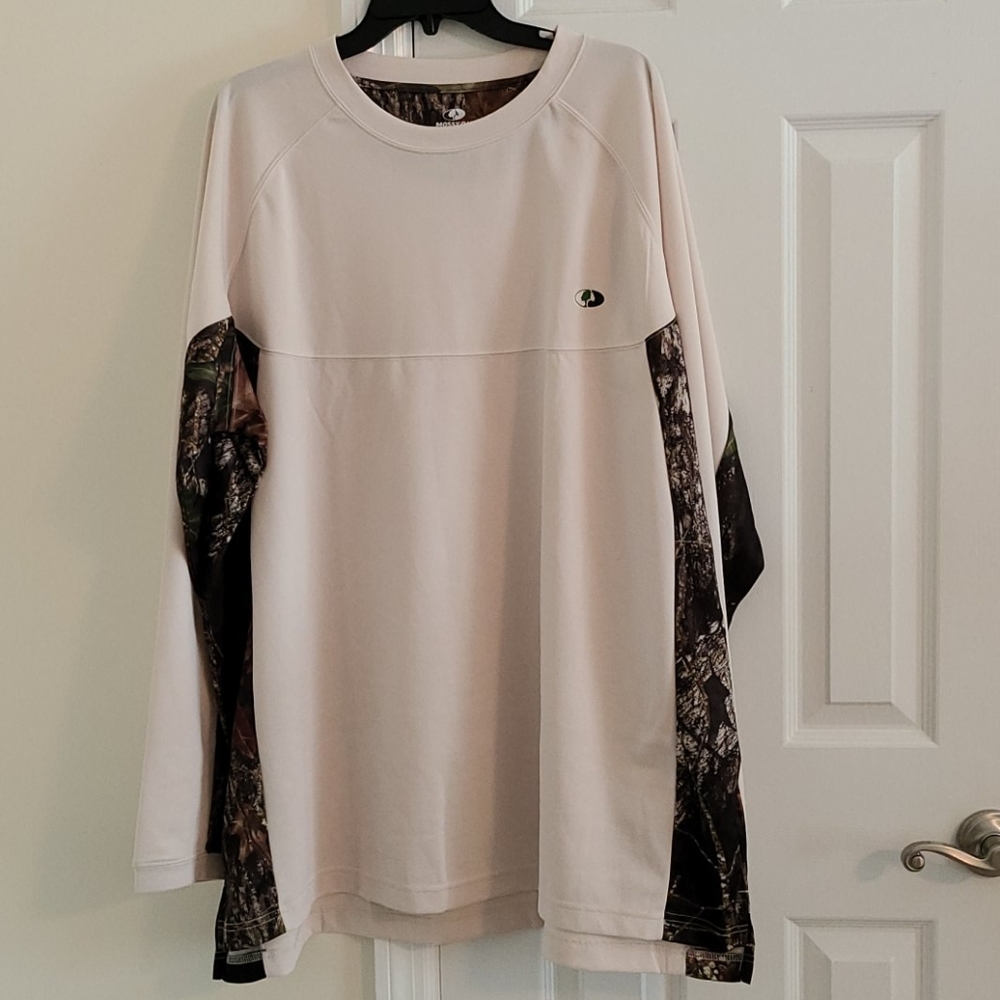 Mossy Oak long sleeve shirt.